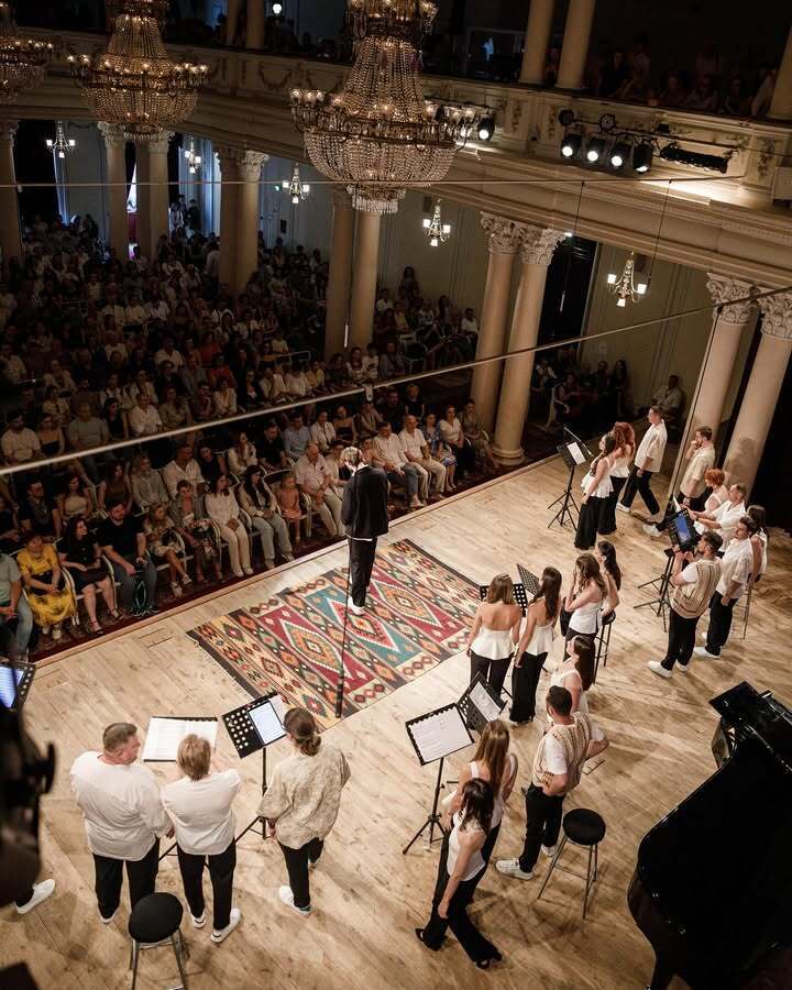 Учасник хору "Гомін" за лаштунками розповів про обовʼязковий "ритуал" співаків перед виходом на сцену: беремося за руки і...