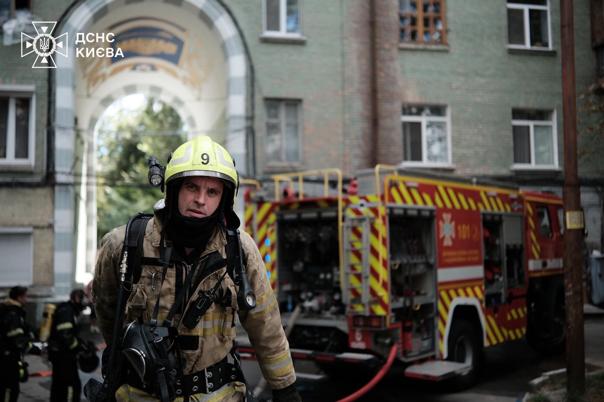 В Киеве во время пожара в многоэтажке спасли пять человек: к сожалению, есть погибший. Фото и видео