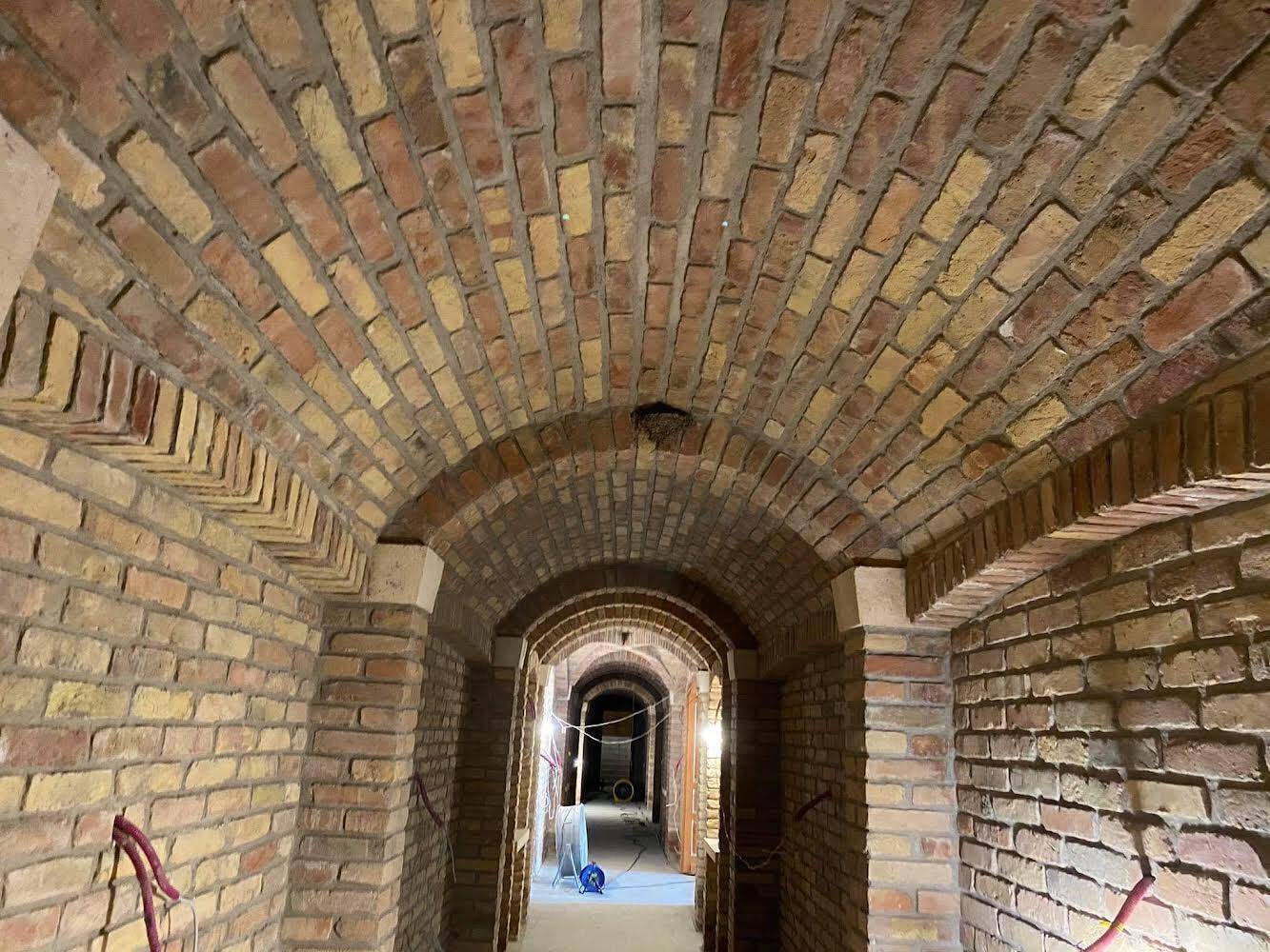 Роскошный особняк Орбана с бассейнами и бальным залом сняли с дрона: политик говорит, что это "ферма" его отца. Видео