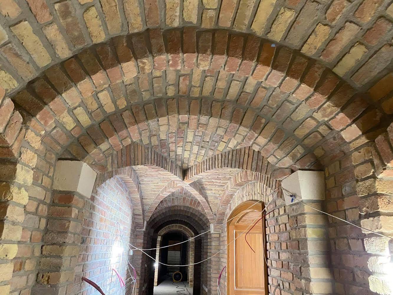 Роскошный особняк Орбана с бассейнами и бальным залом сняли с дрона: политик говорит, что это "ферма" его отца. Видео