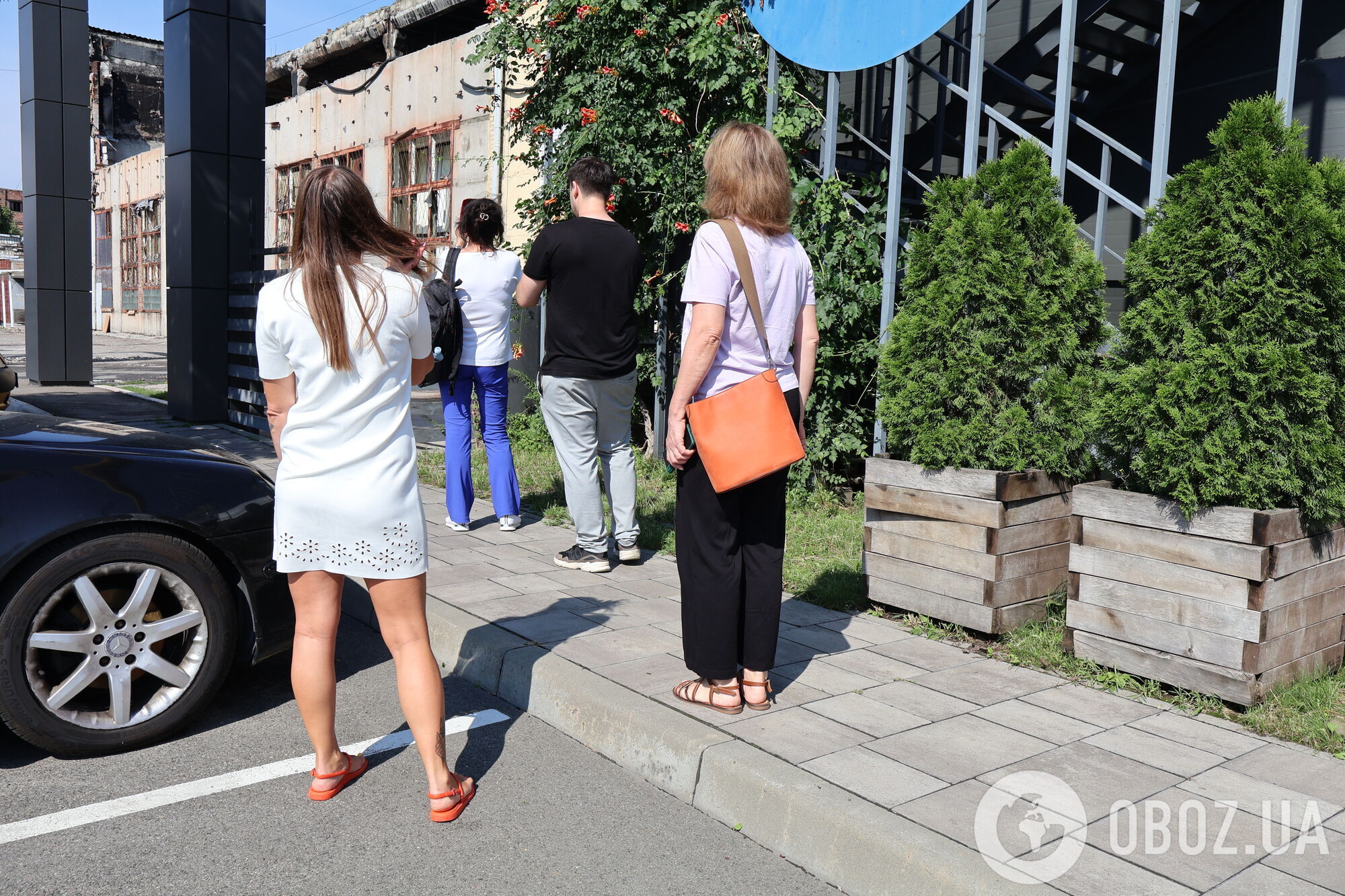 "Не опускаем руки, а работаем на победу": офис OBOZ.UA после российской атаки посетила особенная гостья из Нидерландов. Фото