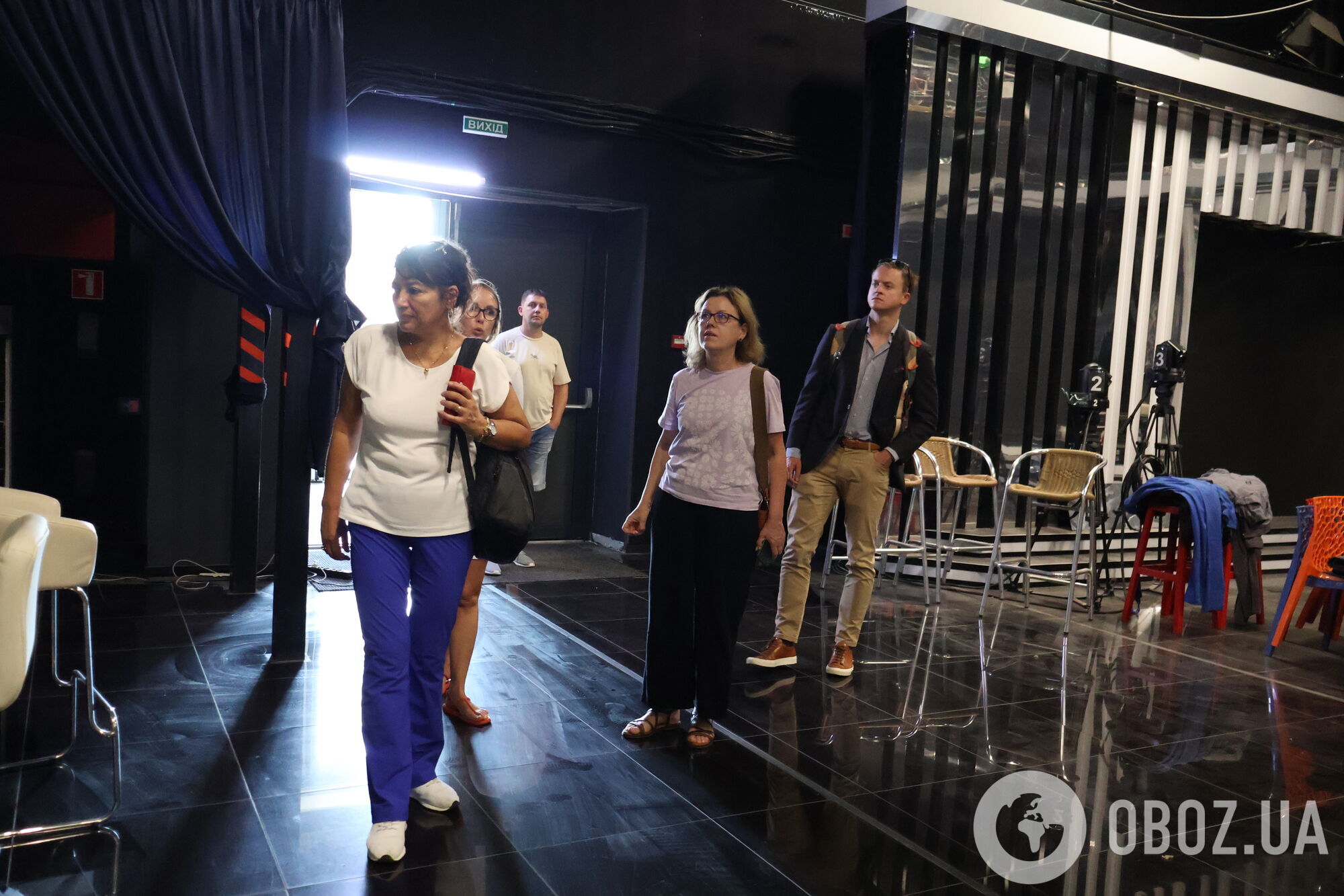 "Не опускаем руки, а работаем на победу": офис OBOZ.UA после российской атаки посетила особенная гостья из Нидерландов. Фото