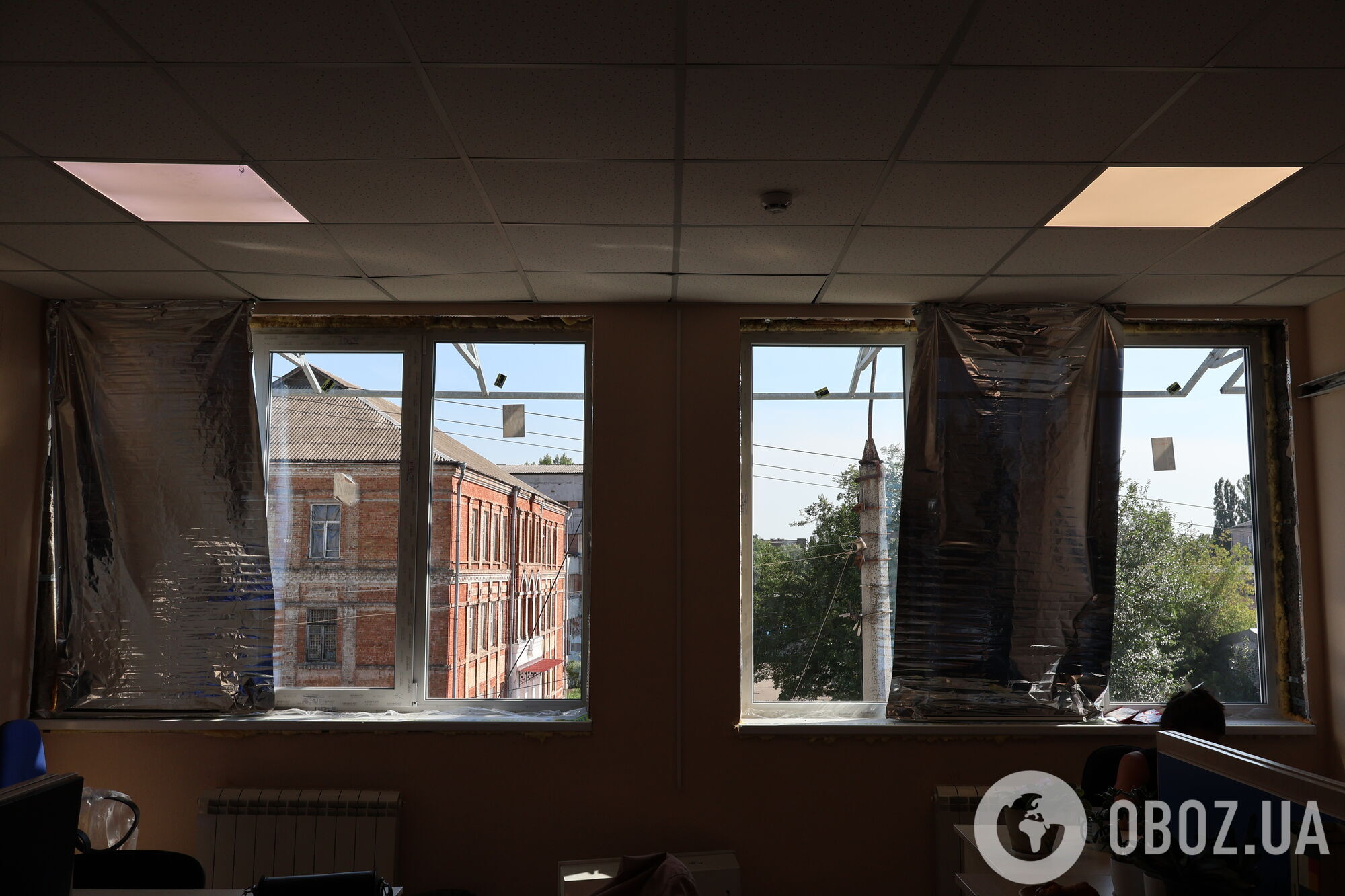 "Не опускаем руки, а работаем на победу": офис OBOZ.UA после российской атаки посетила особенная гостья из Нидерландов. Фото