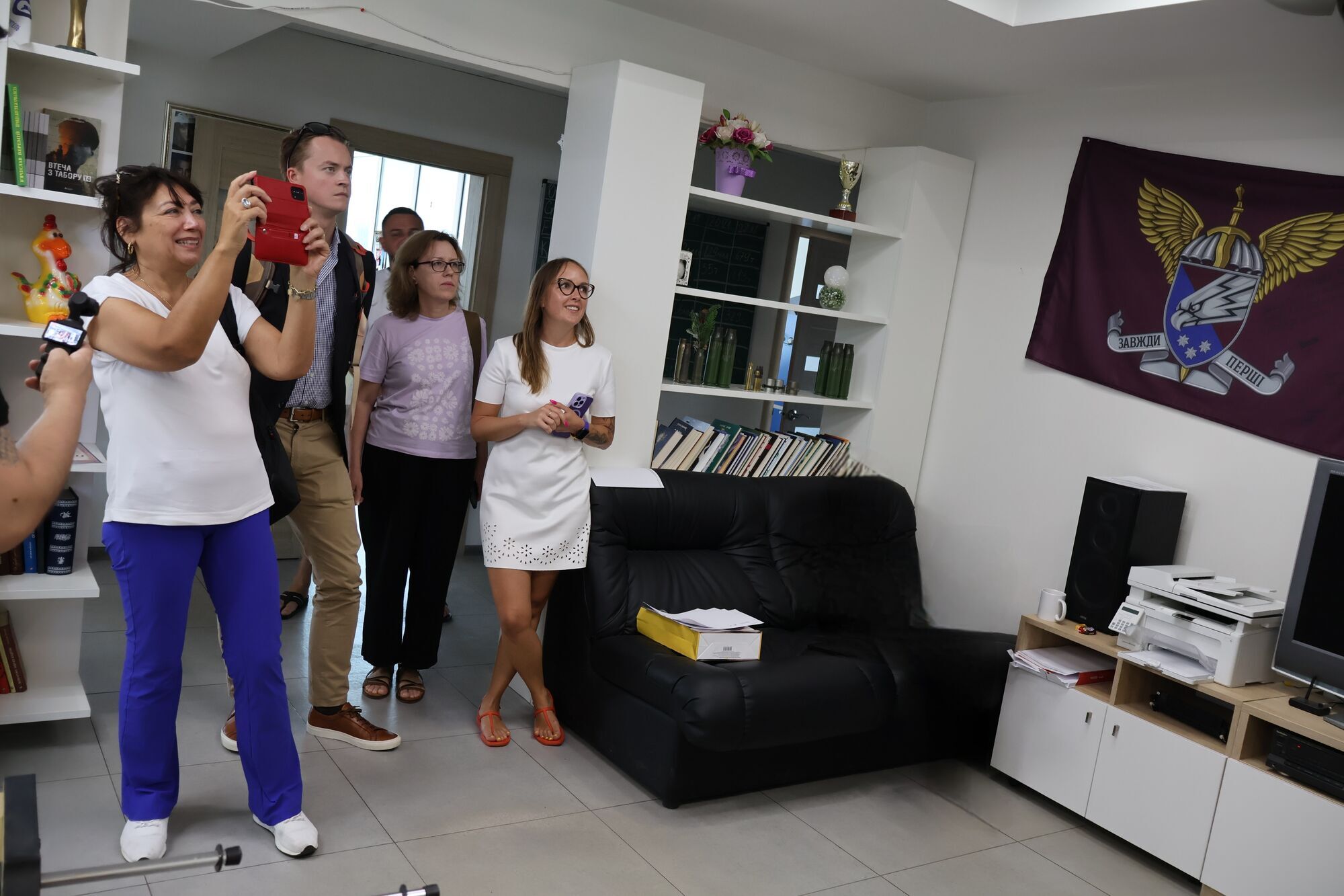 "Не опускаем руки, а работаем на победу": офис OBOZ.UA после российской атаки посетила особенная гостья из Нидерландов. Фото