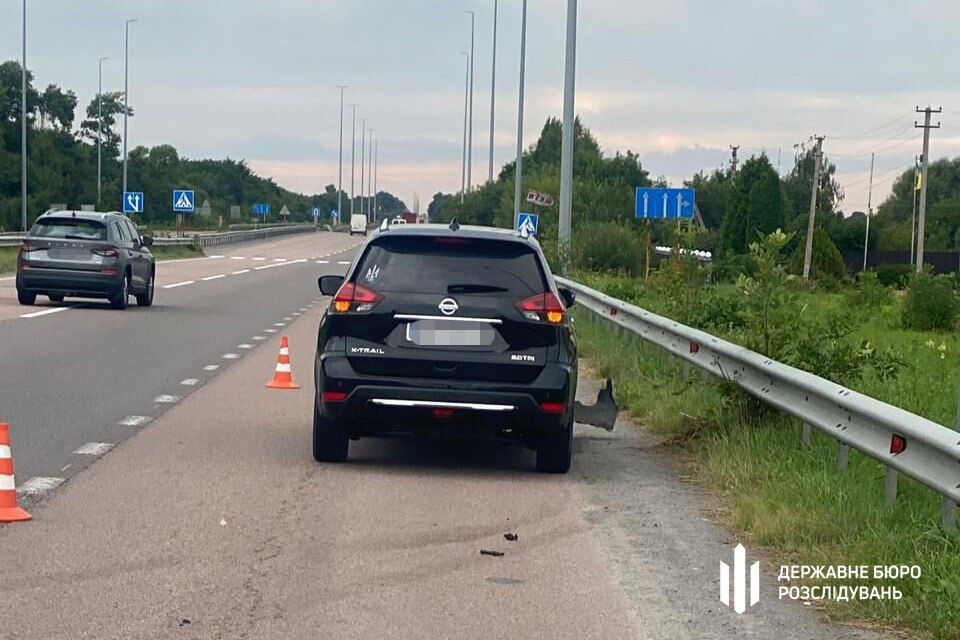Збив двох пішоходів: ДБР затримало правоохоронця, який спричинив смертельну ДТП на Рівненщині. Фото