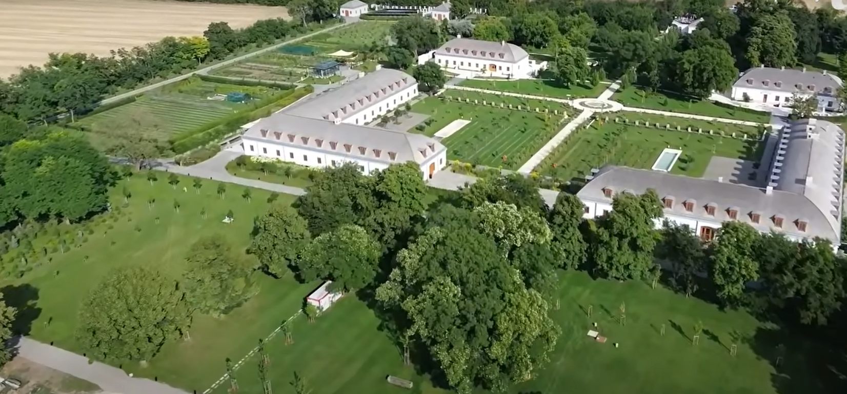 Роскошный особняк Орбана с бассейнами и бальным залом сняли с дрона: политик говорит, что это "ферма" его отца. Видео