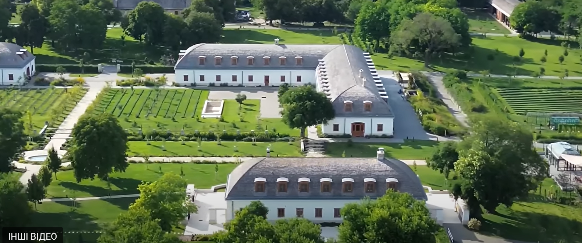 Роскошный особняк Орбана с бассейнами и бальным залом сняли с дрона: политик говорит, что это "ферма" его отца. Видео