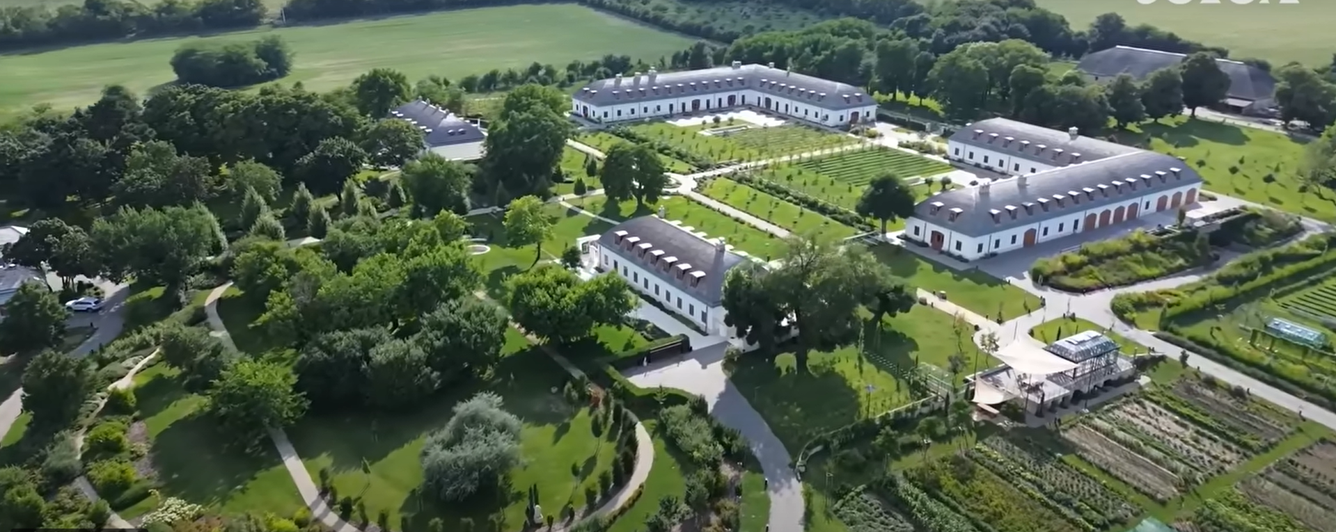 Роскошный особняк Орбана с бассейнами и бальным залом сняли с дрона: политик говорит, что это "ферма" его отца. Видео