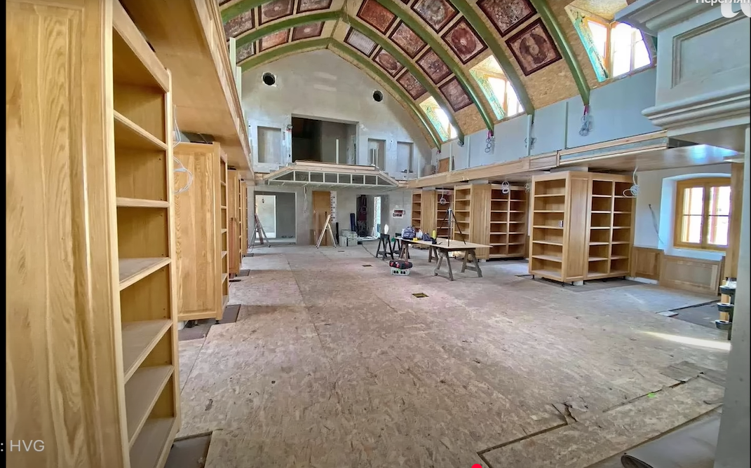 Роскошный особняк Орбана с бассейнами и бальным залом сняли с дрона: политик говорит, что это "ферма" его отца. Видео