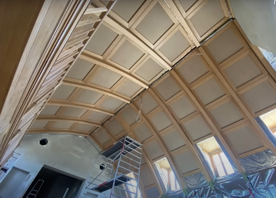 Роскошный особняк Орбана с бассейнами и бальным залом сняли с дрона: политик говорит, что это "ферма" его отца. Видео