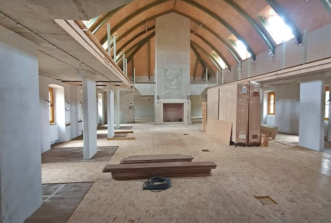 Роскошный особняк Орбана с бассейнами и бальным залом сняли с дрона: политик говорит, что это "ферма" его отца. Видео