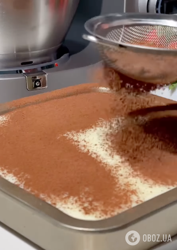 Десерт із кремом і какао