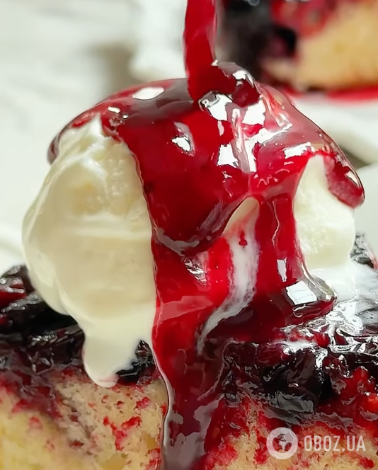 Готовый пирог с ягодами и мороженым