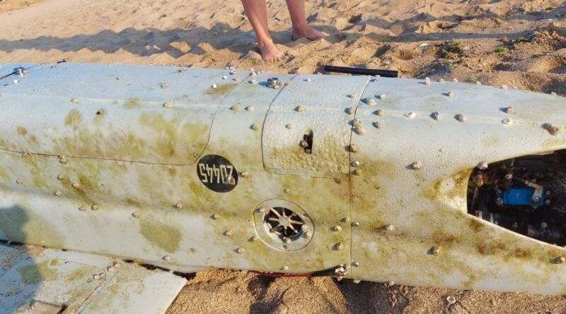 Долго был в воде: в Болгарии на пляже нашли военный дрон. Фото