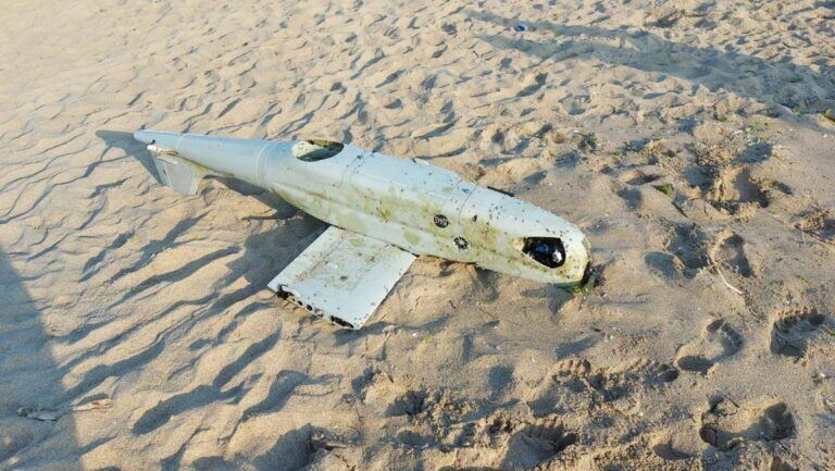 Долго был в воде: в Болгарии на пляже нашли военный дрон. Фото