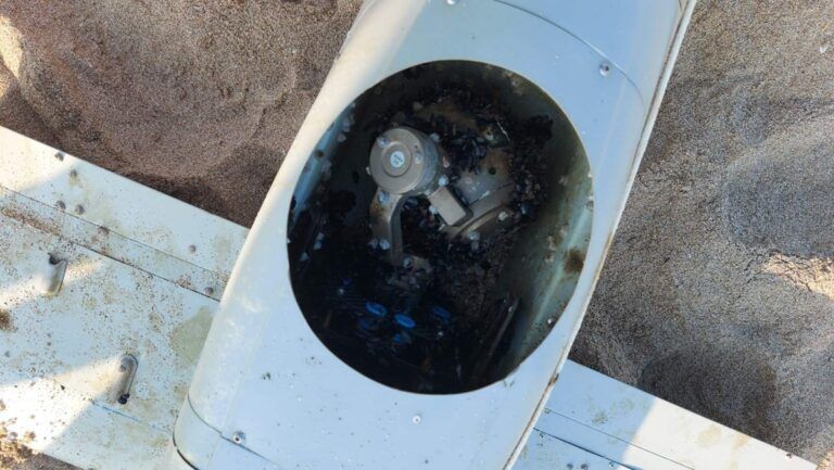 Долго был в воде: в Болгарии на пляже нашли военный дрон. Фото