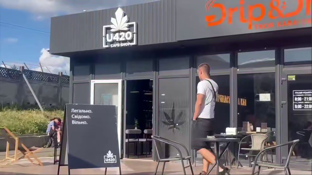 Магазин на "Лівобережній" у Києві звинуватили у продажу наркотиків неповнолітнім. Подробиці та відео