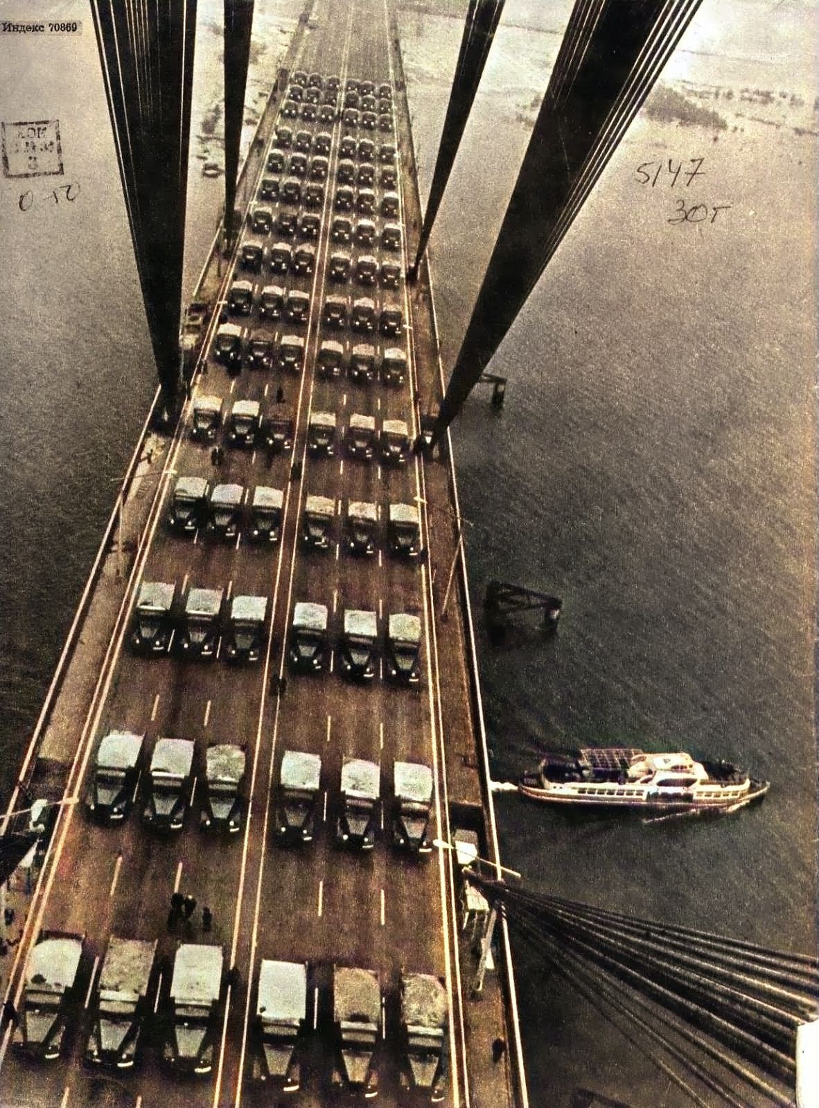 У мережі показали, як у 1976 році Північний міст Києва випробовували на міцність вантажівками. Унікальне фото