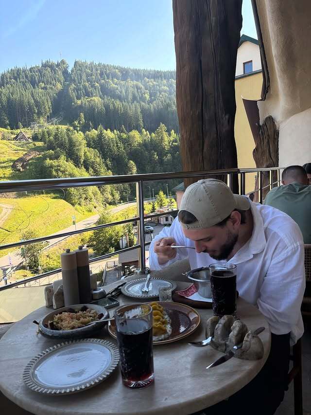 "Настоящее семейное счастье": новый "секс-символ" Украины Вадим Яценко очаровал сеть фото с женой-красавицей на отдыхе