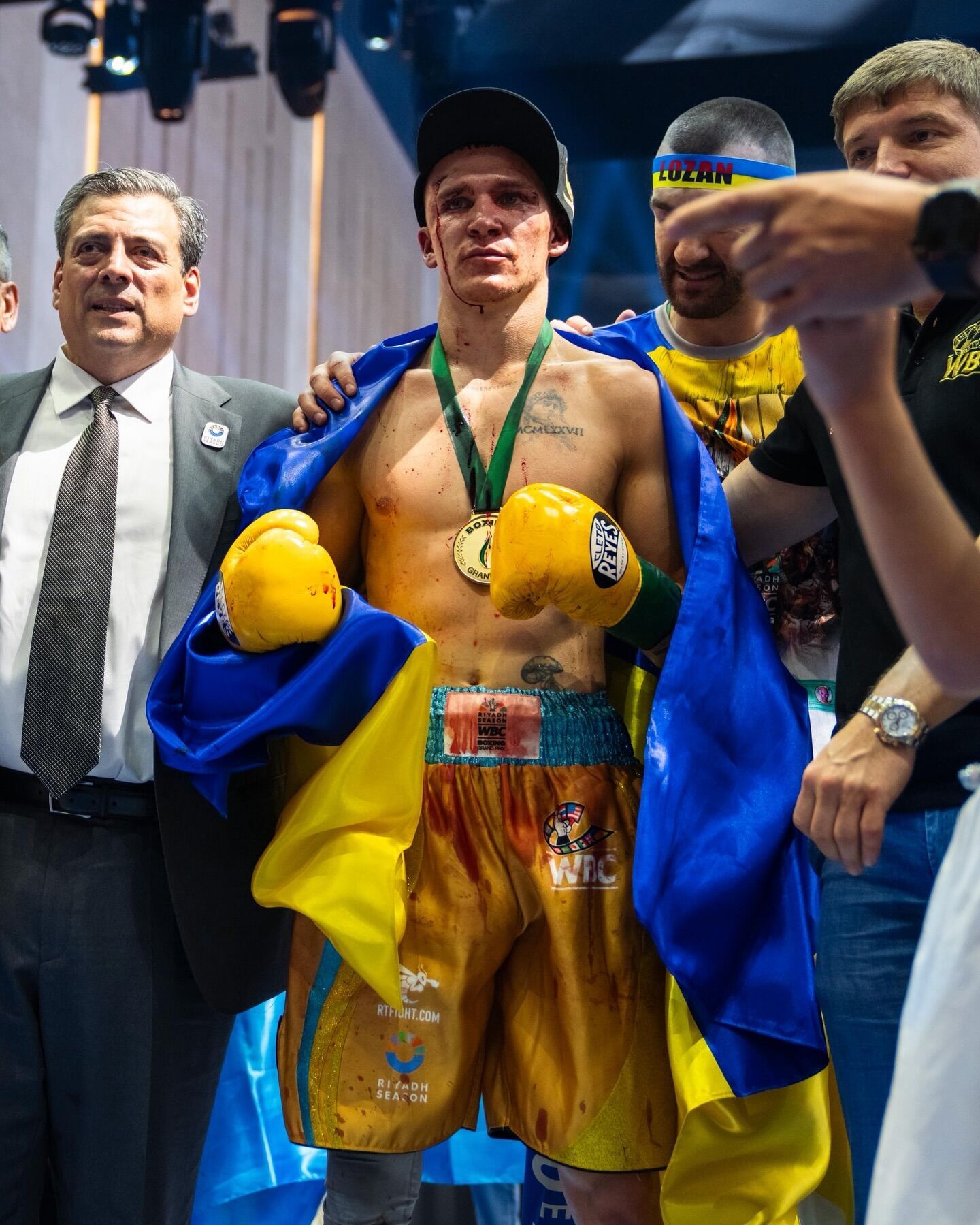 Непереможний український боксер переміг у кривавому бою з нокдауном. Відео