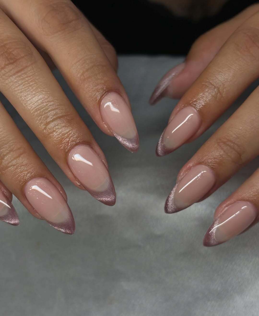 Оксамитовий манікюр: осінні ідеї для жінок із вишуканим смаком