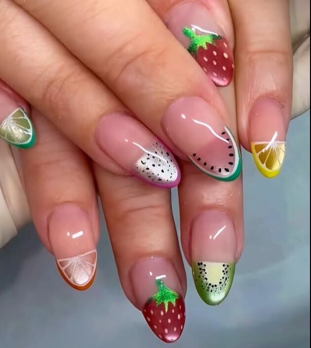 У тренді новий варіант французького манікюру: як зробити "скляний" дизайн