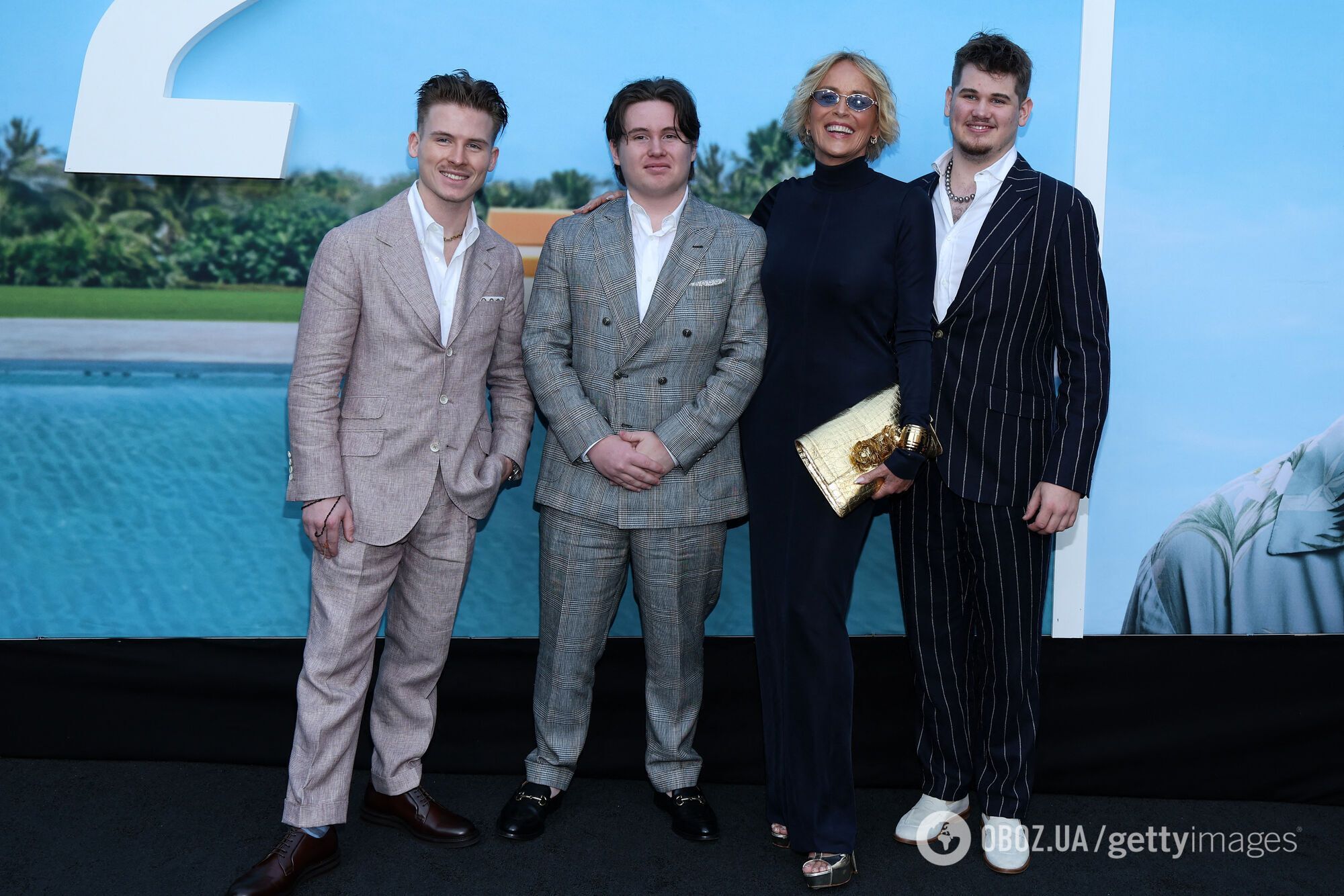 67-річна Шерон Стоун уперше вийшла на червону доріжку з трьома прийомними синами. Рідкісні фото