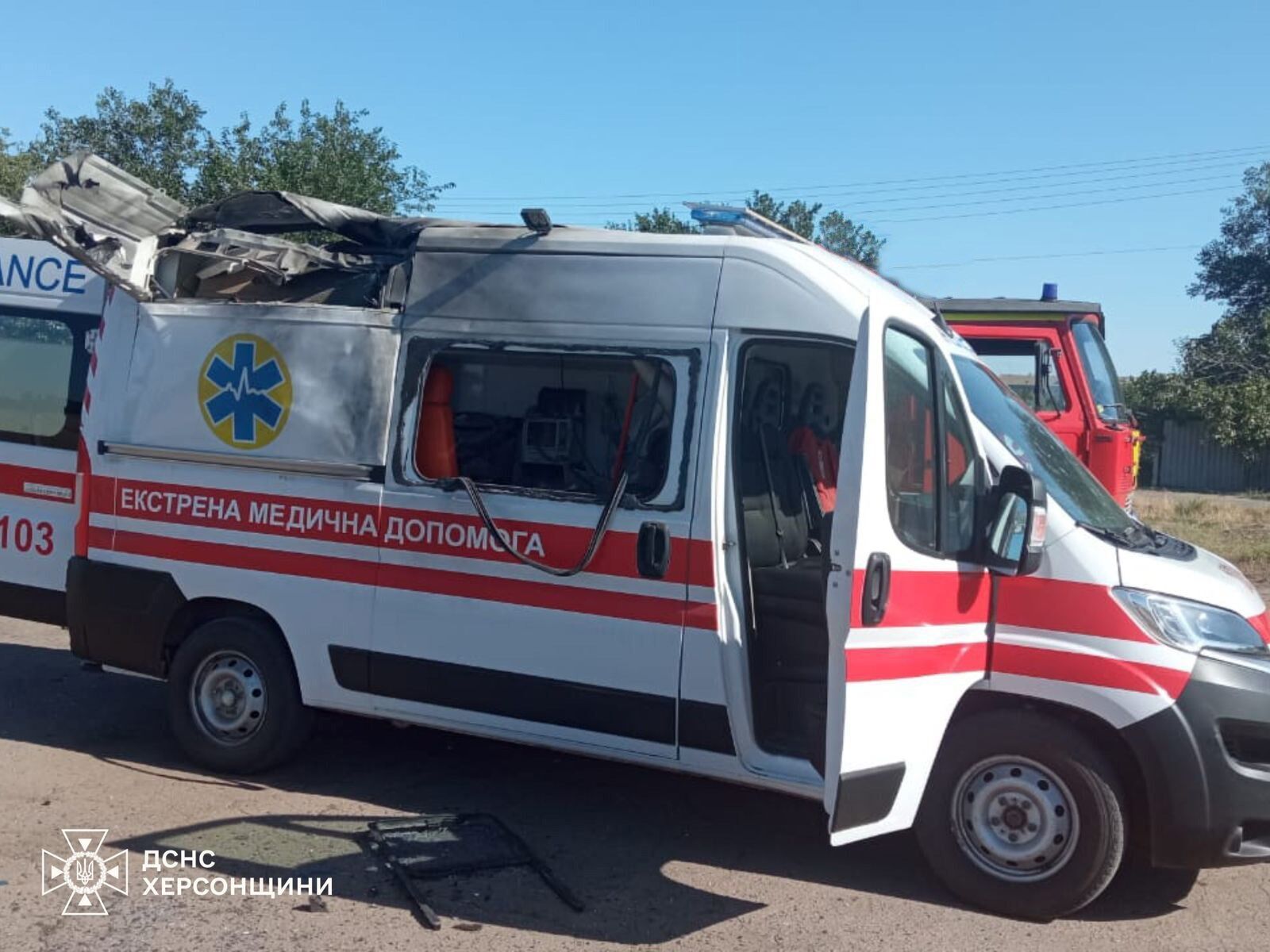 Росіяни атакували карету швидкої і легкові авто на Херсонщині та Донеччині: є загиблі й поранені. Фото