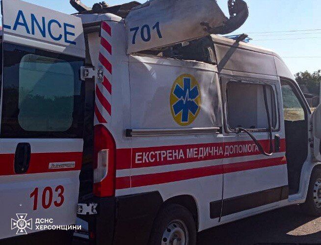 Росіяни атакували карету швидкої і легкові авто на Херсонщині та Донеччині: є загиблі й поранені. Фото