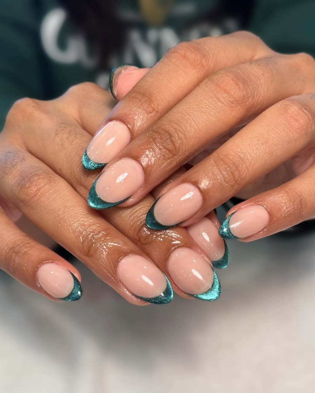 У тренді новий варіант французького манікюру: як зробити "скляний" дизайн