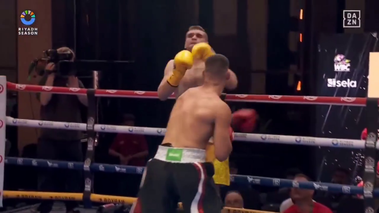 Непереможного українського боксера жорстко нокаутували в Саудівській Аравії. Відео
