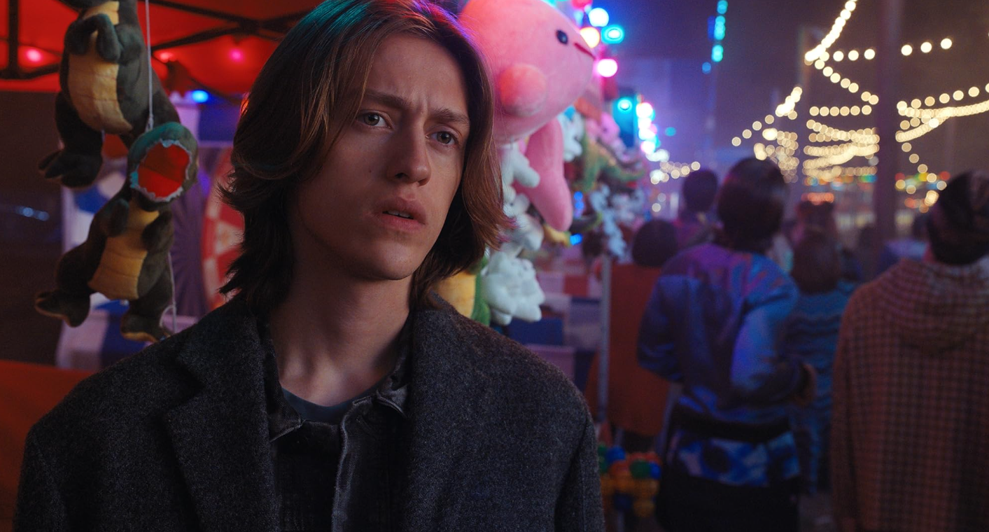 Звезда сериала "Уэнздей", которого выгнали и обвинили в домогательствах, устроился на "простую" работу: где теперь работает Перси