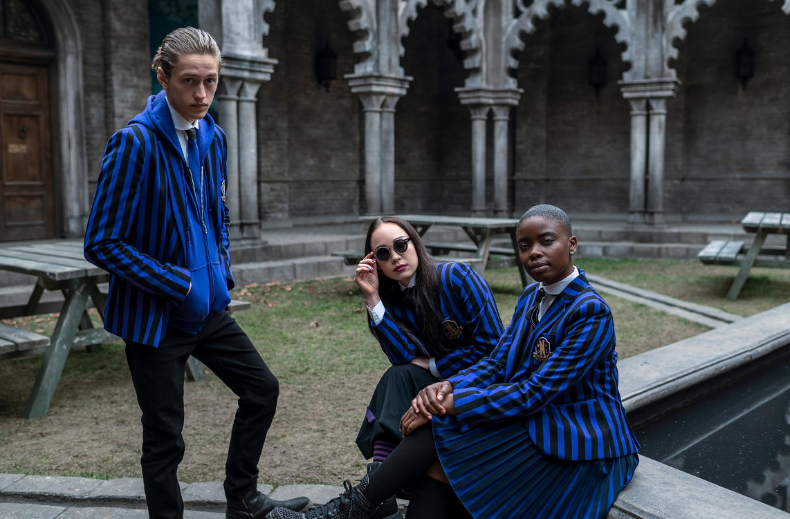 Звезда сериала "Уэнздей", которого выгнали и обвинили в домогательствах, устроился на "простую" работу: где теперь работает Перси