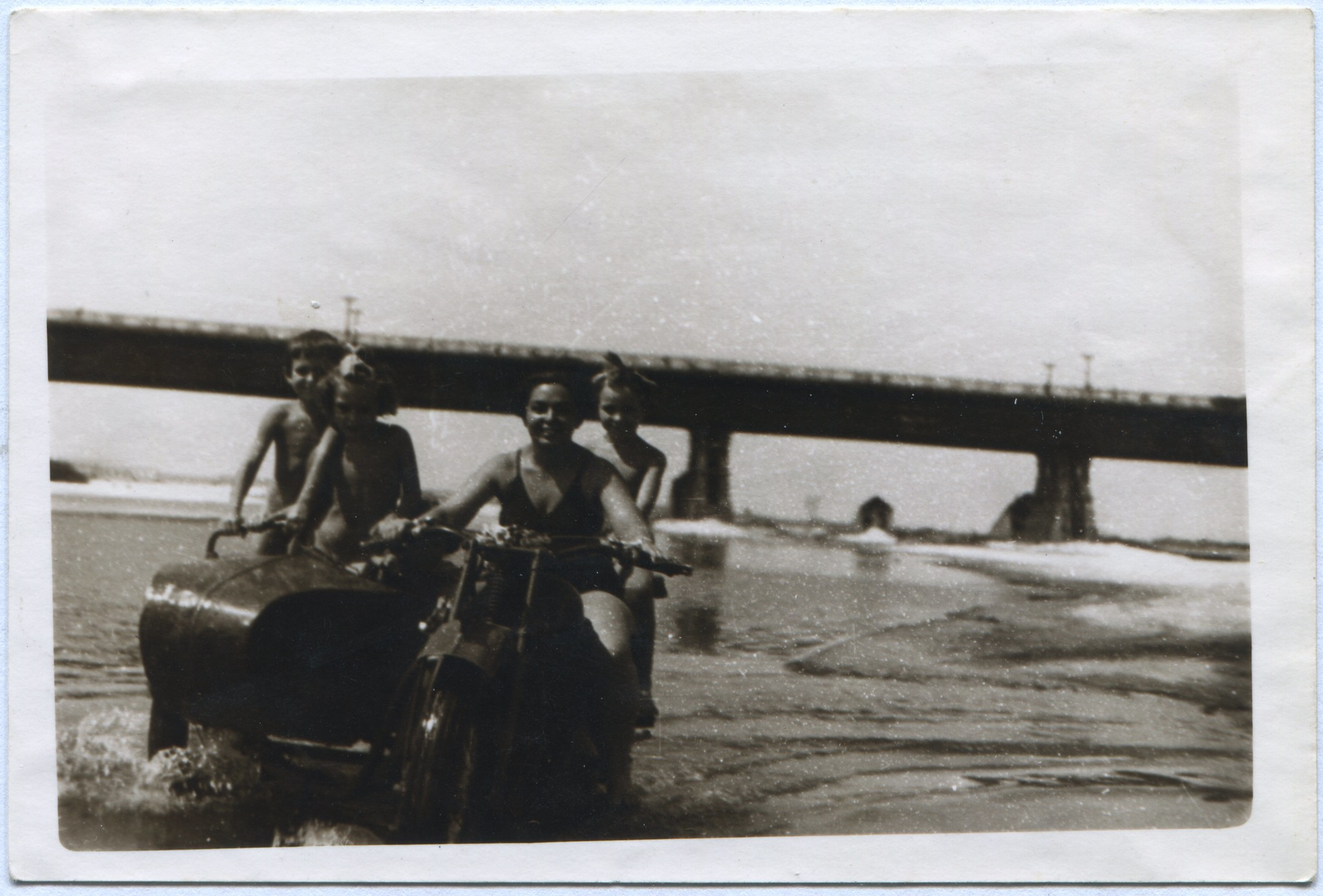 Дніпро у 40-х роках: у мережі показали архівні фото міста влітку