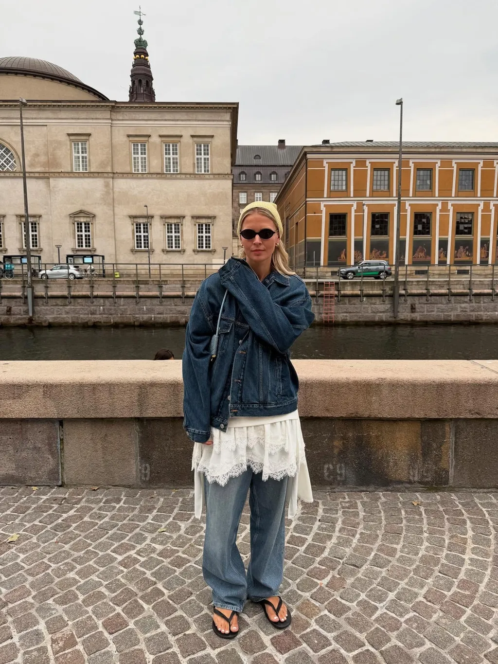 Просто и элегантно: эксперты назвали идеальный топ к джинсам