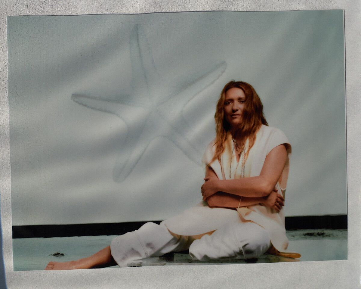 В бассейне и без яркого макияжа: 50-летняя Наталья Могилевская появилась на обложке журнала ELLE