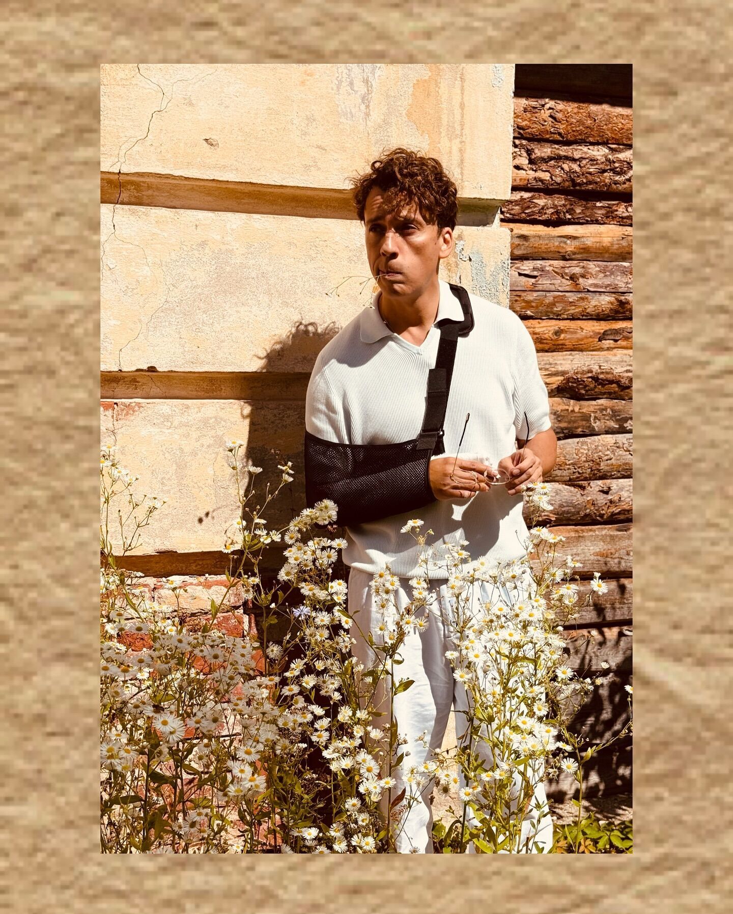 Галкин спустя неделю после ДТП показал новые фото с загипсованной рукой и ошеломил сеть