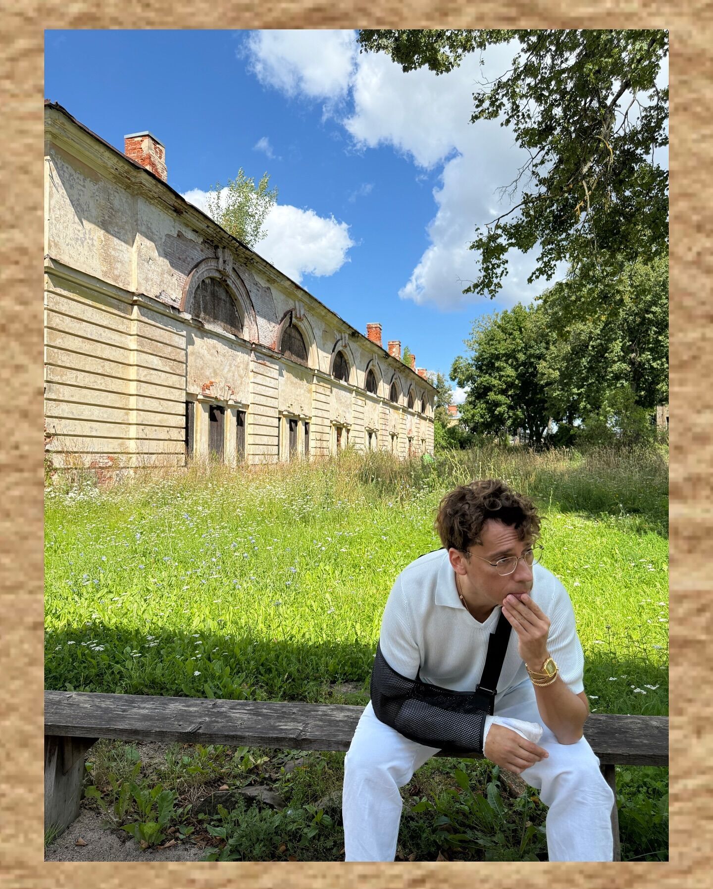 Галкин спустя неделю после ДТП показал новые фото с загипсованной рукой и ошеломил сеть