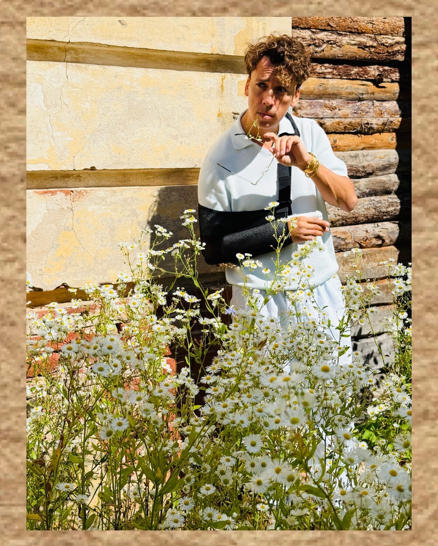 Галкин спустя неделю после ДТП показал новые фото с загипсованной рукой и ошеломил сеть