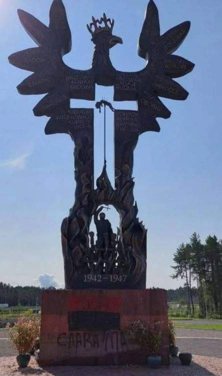 Могла завербовать РФ: в Польше задержали 17-летнего украинца за надругательство над памятником Волынской трагедии