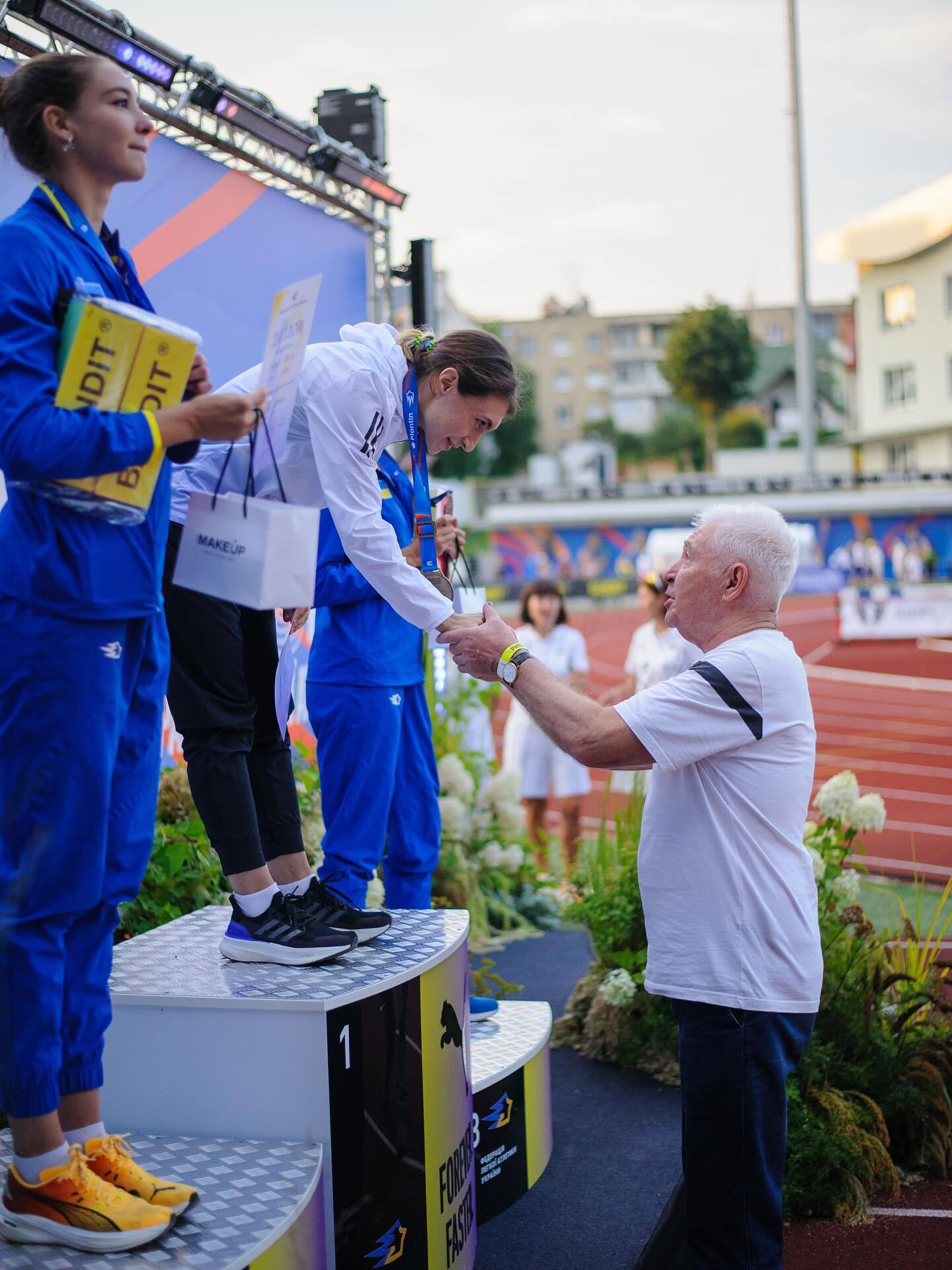 Який вигляд має 24-річна українська красуня-легкоатлетка, яка сенсаційно виборола "золото" Континентального туру в Єрусалимі. Фото