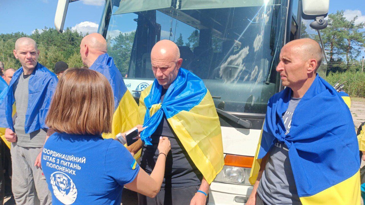 Почти всем нужна медицинская помощь и реабилитация: состоялся обмен пленными между Украиной и РФ. Фото и видео