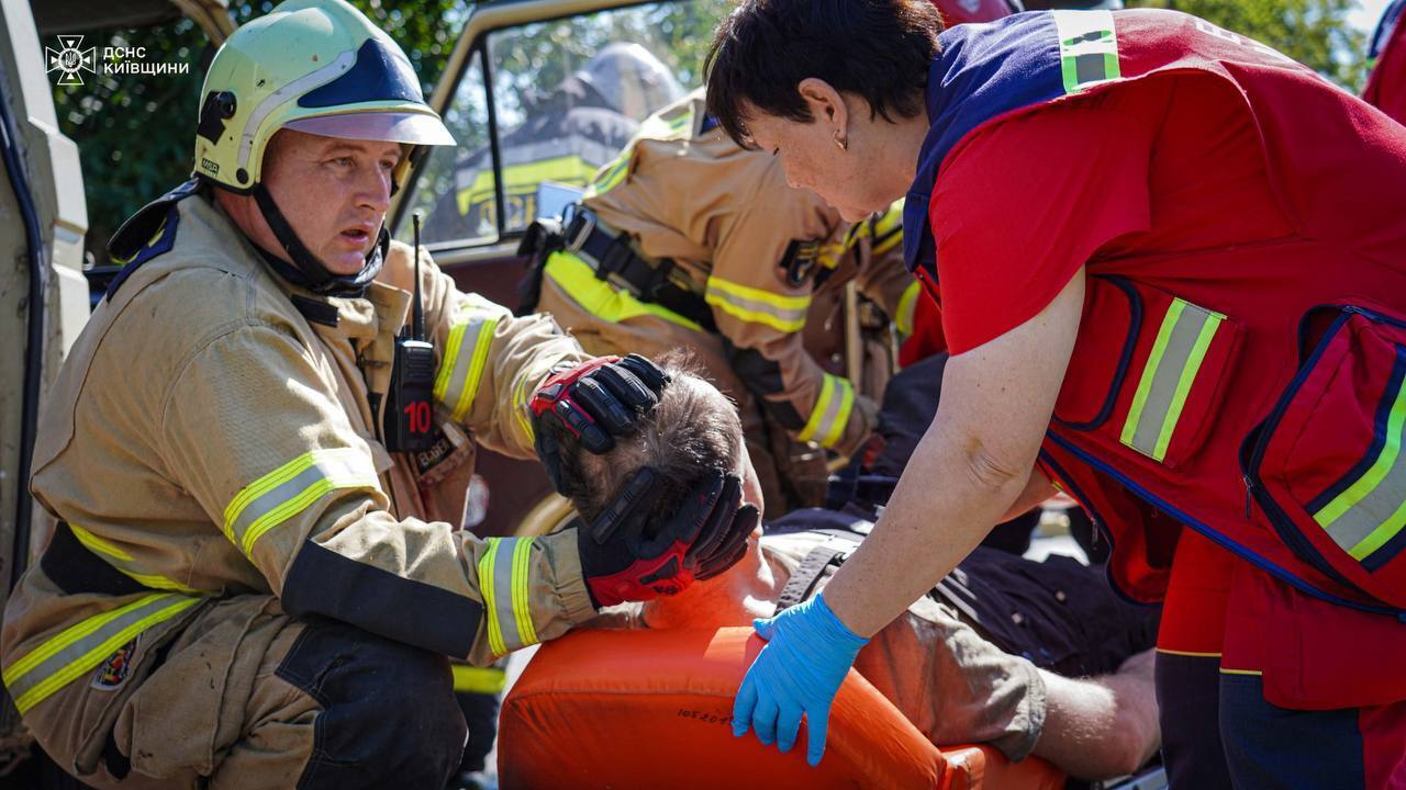 Под Киевом столкнулись две легковушки: пострадавшего из искореженного авто деблокировали спасатели. Фото и видео