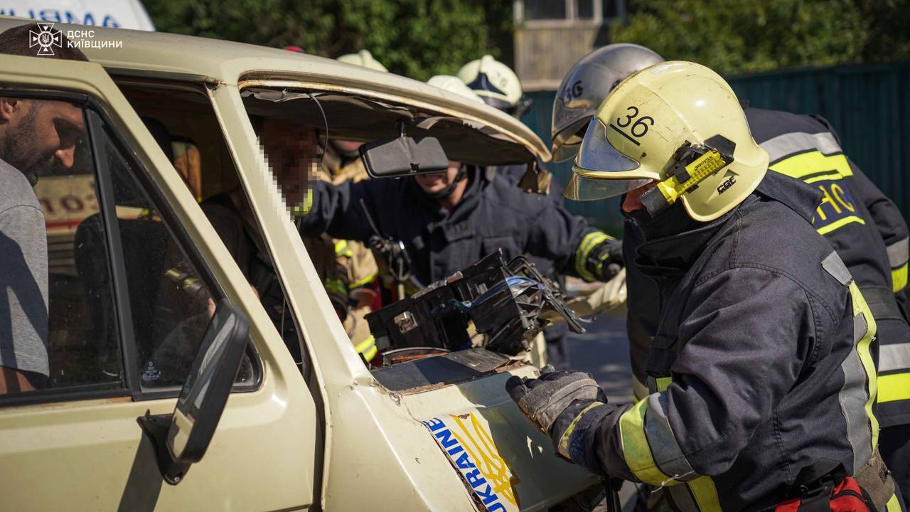 Под Киевом столкнулись две легковушки: пострадавшего из искореженного авто деблокировали спасатели. Фото и видео