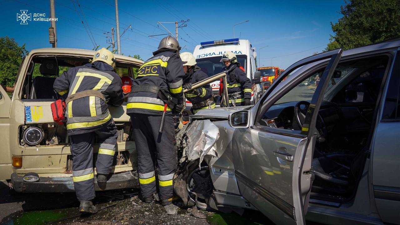 Под Киевом столкнулись две легковушки: пострадавшего из искореженного авто деблокировали спасатели. Фото и видео