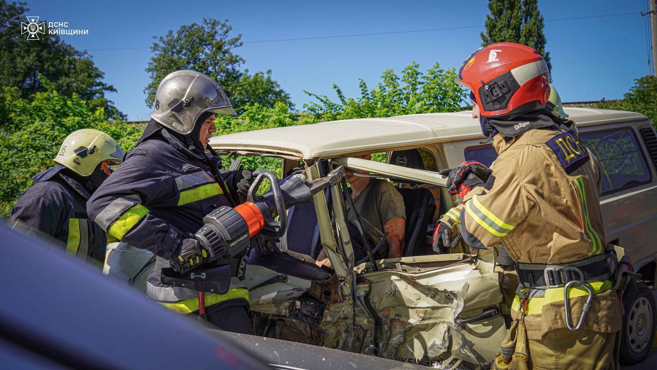Под Киевом столкнулись две легковушки: пострадавшего из искореженного авто деблокировали спасатели. Фото и видео