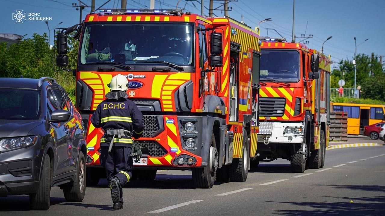 Под Киевом столкнулись две легковушки: пострадавшего из искореженного авто деблокировали спасатели. Фото и видео