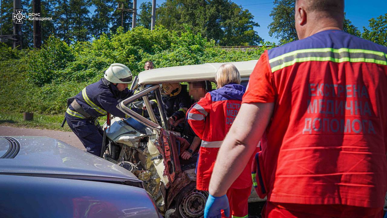 Под Киевом столкнулись две легковушки: пострадавшего из искореженного авто деблокировали спасатели. Фото и видео