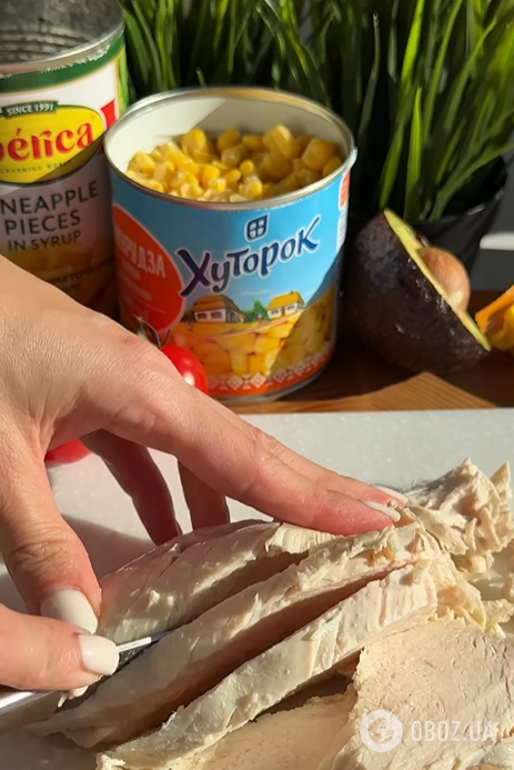Культовий салат з куркою та ананасами для святкового столу: ділимось простим рецептом страви