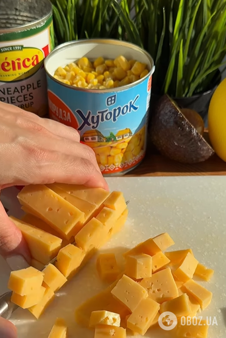 Культовий салат з куркою та ананасами для святкового столу: ділимось простим рецептом страви